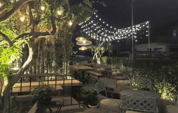 Khung cảnh lung linh ánh đèn tại Oz Coffee House 2