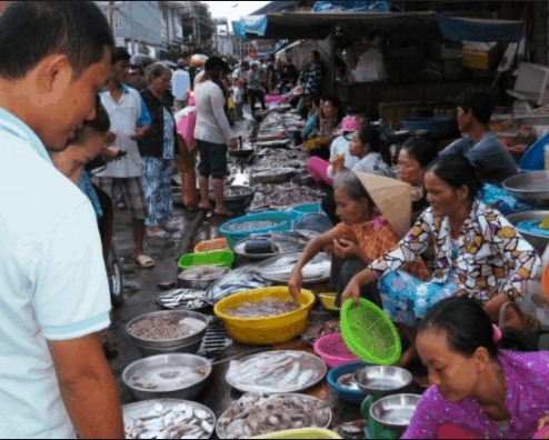 Chợ đông nghịt khách du lịch và người dân địa phương đến mua hàng